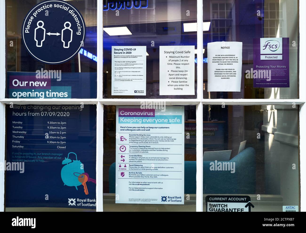 Pletora di avvisi (presso la finestra della Royal Bank of Scotland Branch, Cambridge, Inghilterra) sulle restrizioni dovute al coronavirus, settembre 2020. Foto Stock