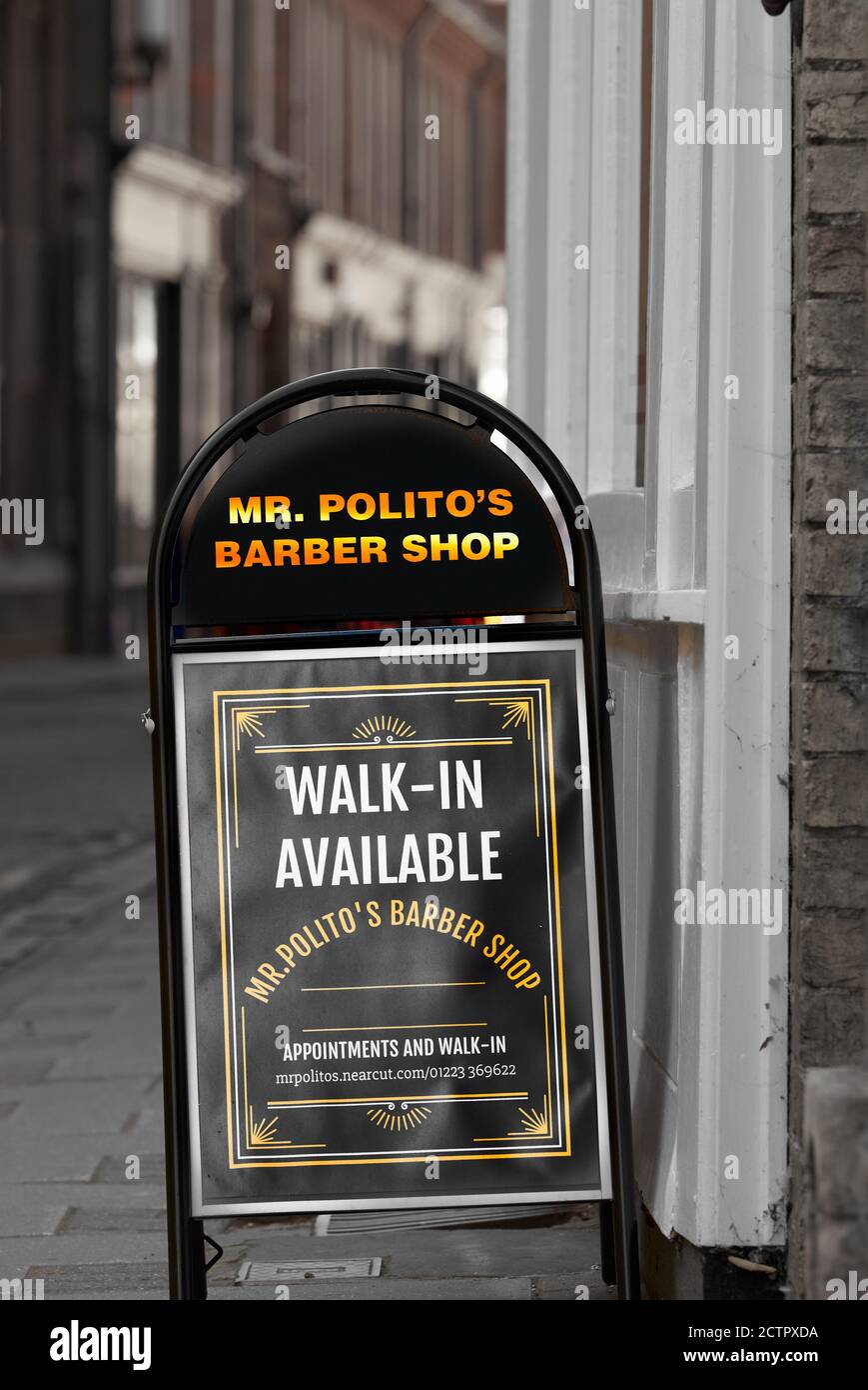Il barbiere del signor Polito (Cmbridge, Inghilterra) apre per appuntamenti e passerelle durante la crisi del coronavirus, settembre 2020. Foto Stock