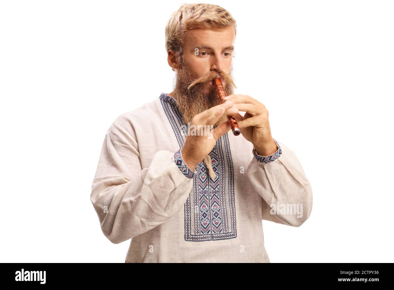 Uomo bearded in vestiti etnici che giocano un flauto di legno isolato su sfondo bianco Foto Stock
