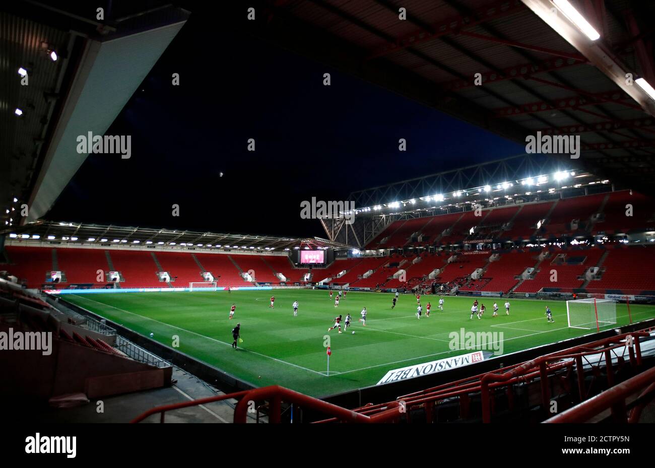 Vista generale dell'azione durante la terza partita della Carabao Cup ad Ashton Gate, Bristol. Foto Stock