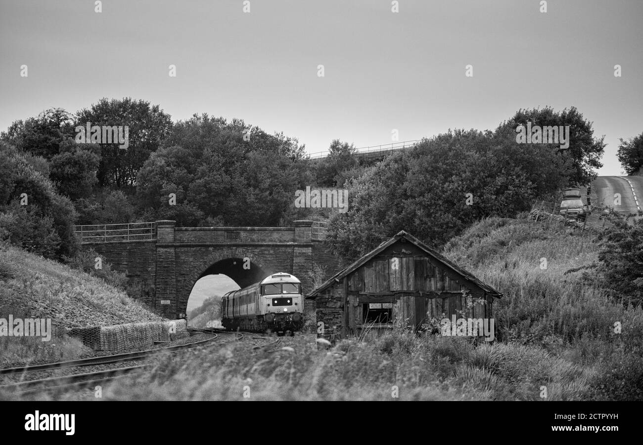 Locomotiva classe 47 locomotiva 47593 che passa attraverso il tunnel Shotlock (Garsdale) Con il treno turistico 'Staycation Express' Foto Stock