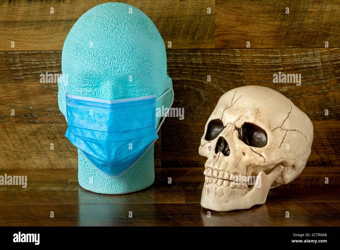 O, cranio umano artificiale e una testa modello con maschera facciale protettiva Foto Stock