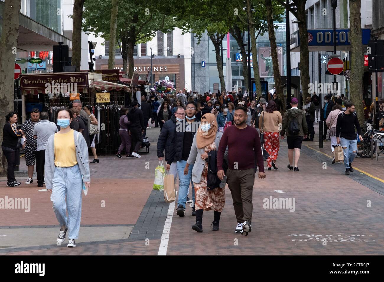 Dato che il numero di casi di Covid-19 a Birmingham è aumentato in modo drammatico nella scorsa settimana, sono state annunciate misure di blocco più estese per Birmingham e per altre zone delle West Midlands, Il 12 settembre 2020 a Birmingham, Regno Unito, la gente fuori nel quartiere dello shopping indossa maschere sulla New Street nel centro della città. Con la regola dei sei, la zona di Birmingham è stata ora sottoposta a un'area di intervento nazionale, con il divieto di socializzare con persone al di fuori della propria famiglia, a meno che non provengano dalla stessa bolla di sostegno. Foto Stock