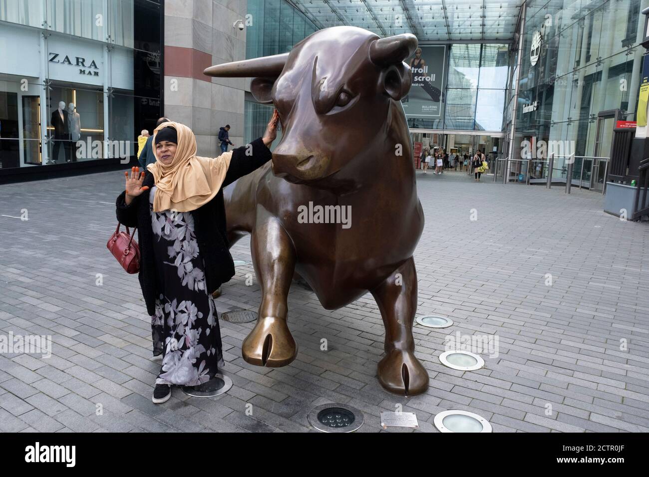 Dato che il numero di casi di Covid-19 a Birmingham è aumentato in modo drammatico nella scorsa settimana, sono state annunciate misure di blocco più estese per Birmingham e altre aree delle West Midlands, le persone interagiscono con Bully the Bull Ring bull nel centro della città il 12 settembre 2020 a Birmingham, Regno Unito. Con la regola dei sei, la zona di Birmingham è stata ora sottoposta a un'area di intervento nazionale, con il divieto di socializzare con persone al di fuori della propria famiglia, a meno che non provengano dalla stessa bolla di sostegno. Foto Stock