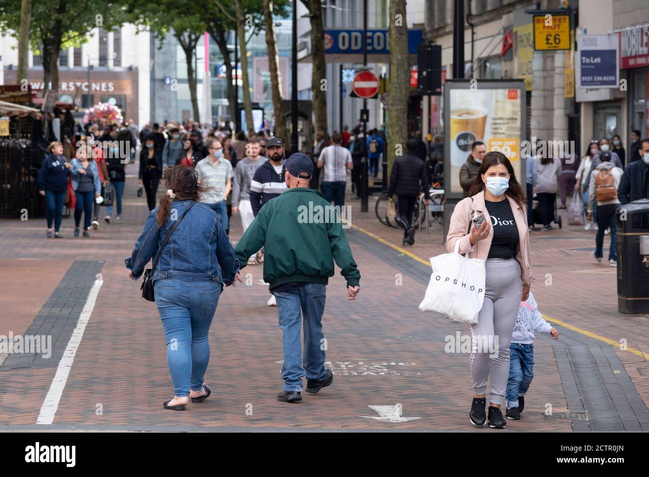 Dato che il numero di casi di Covid-19 a Birmingham è aumentato in modo drammatico nella scorsa settimana, sono state annunciate misure di blocco più estese per Birmingham e per altre zone delle West Midlands, Il 12 settembre 2020 a Birmingham, Regno Unito, la gente fuori nel quartiere dello shopping indossa maschere sulla New Street nel centro della città. Con la regola dei sei, la zona di Birmingham è stata ora sottoposta a un'area di intervento nazionale, con il divieto di socializzare con persone al di fuori della propria famiglia, a meno che non provengano dalla stessa bolla di sostegno. Foto Stock