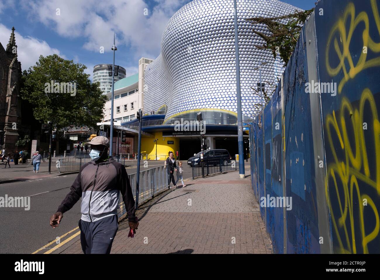 Dato che il numero di casi di Covid-19 a Birmingham è aumentato in modo drammatico nella scorsa settimana, sono state annunciate misure di blocco più estese per Birmingham e altre aree delle West Midlands, le persone che indossano maschere vicino all'iconico edificio Selfridges nel centro della città il 12 settembre 2020 a Birmingham, Regno Unito. Con la regola dei sei, la zona di Birmingham è stata ora sottoposta a un'area di intervento nazionale, con il divieto di socializzare con persone al di fuori della propria famiglia, a meno che non provengano dalla stessa bolla di sostegno. Foto Stock