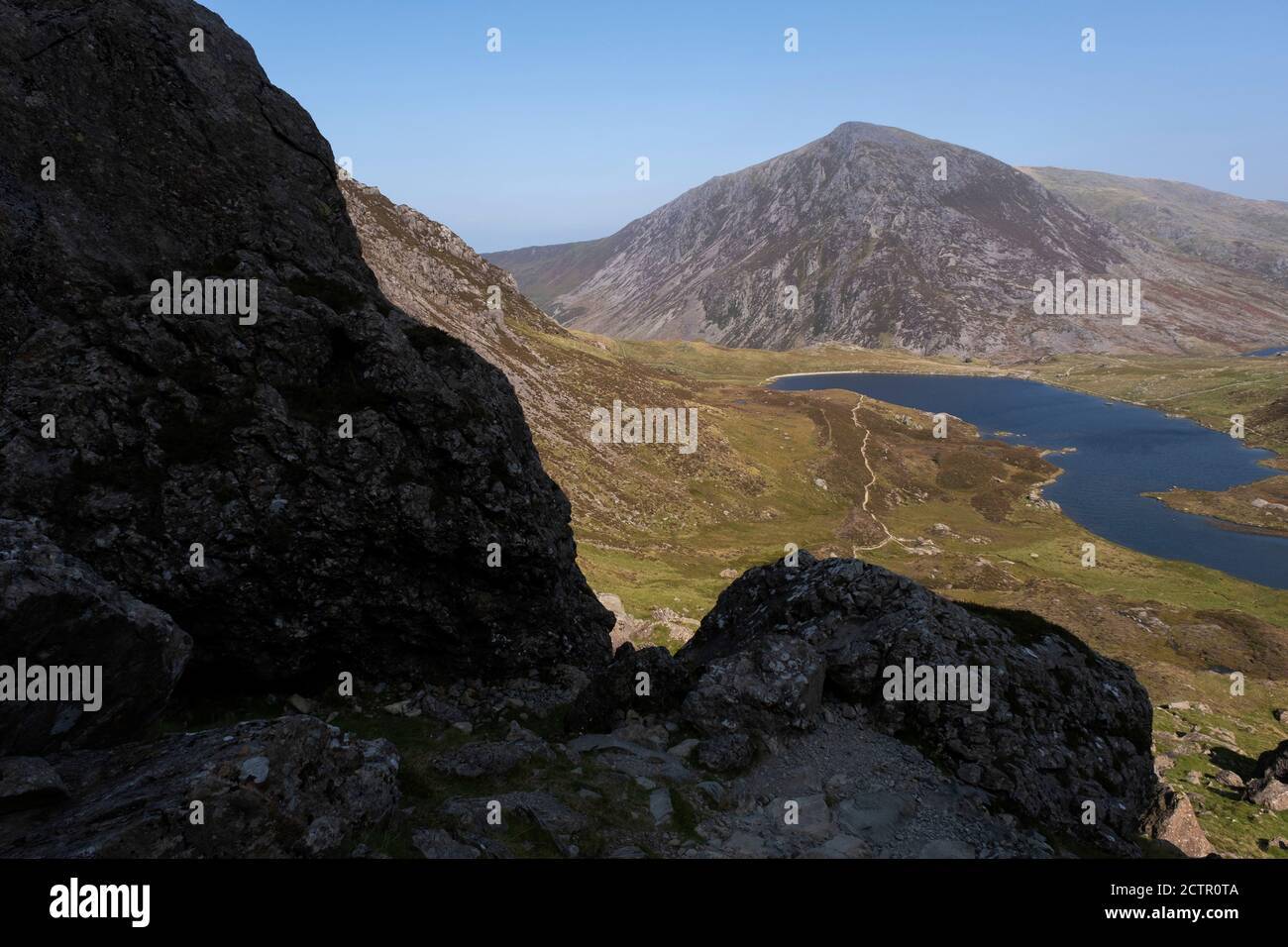 Vista panoramica sulle montagne che circondano Llyn Idwal nella Riserva Naturale Nazionale di CWM Idwal il 17 settembre 2020 a Pont Pen-y-benglog, Snowdonia, Galles, Regno Unito. Llyn Idwal è un piccolo lago che si trova all'interno di CWM Idwal, nelle montagne Glyderau di Snowdonia. Prende il nome dal principe Idwal Foel, nipote di Rhodri Mawr, uno degli antichi re del Galles. Foto Stock