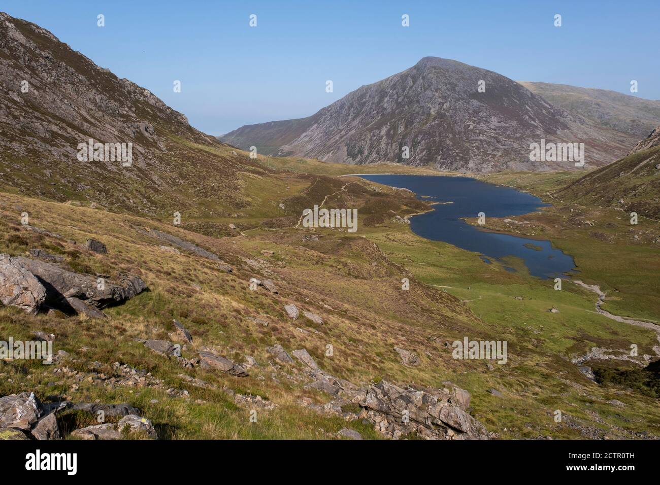 Vista panoramica sulle montagne che circondano Llyn Idwal nella Riserva Naturale Nazionale di CWM Idwal il 17 settembre 2020 a Pont Pen-y-benglog, Snowdonia, Galles, Regno Unito. Llyn Idwal è un piccolo lago che si trova all'interno di CWM Idwal, nelle montagne Glyderau di Snowdonia. Prende il nome dal principe Idwal Foel, nipote di Rhodri Mawr, uno degli antichi re del Galles. Foto Stock