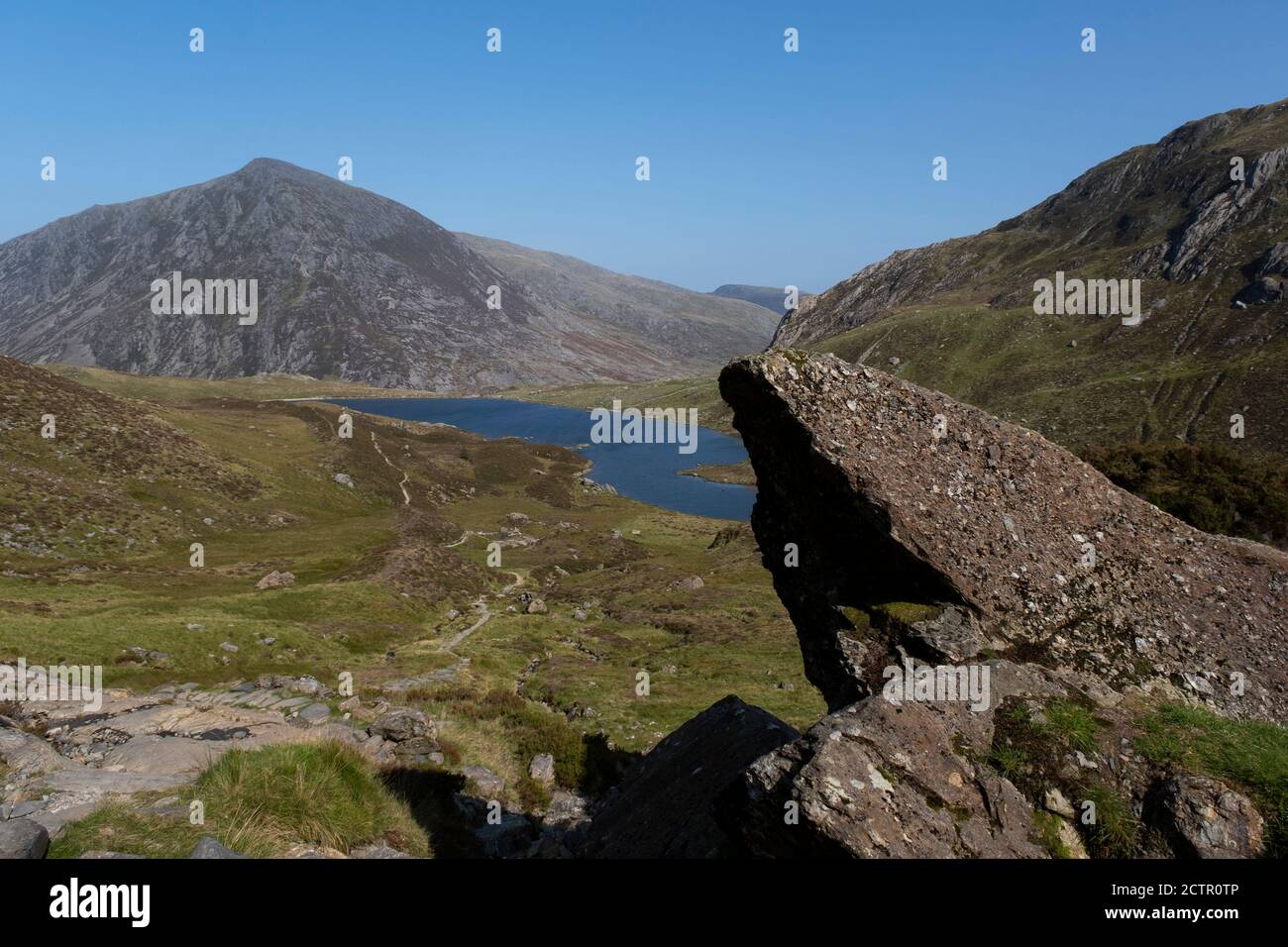 Vista panoramica sulle montagne che circondano Llyn Idwal nella Riserva Naturale Nazionale di CWM Idwal il 17 settembre 2020 a Pont Pen-y-benglog, Snowdonia, Galles, Regno Unito. Llyn Idwal è un piccolo lago che si trova all'interno di CWM Idwal, nelle montagne Glyderau di Snowdonia. Prende il nome dal principe Idwal Foel, nipote di Rhodri Mawr, uno degli antichi re del Galles. Foto Stock
