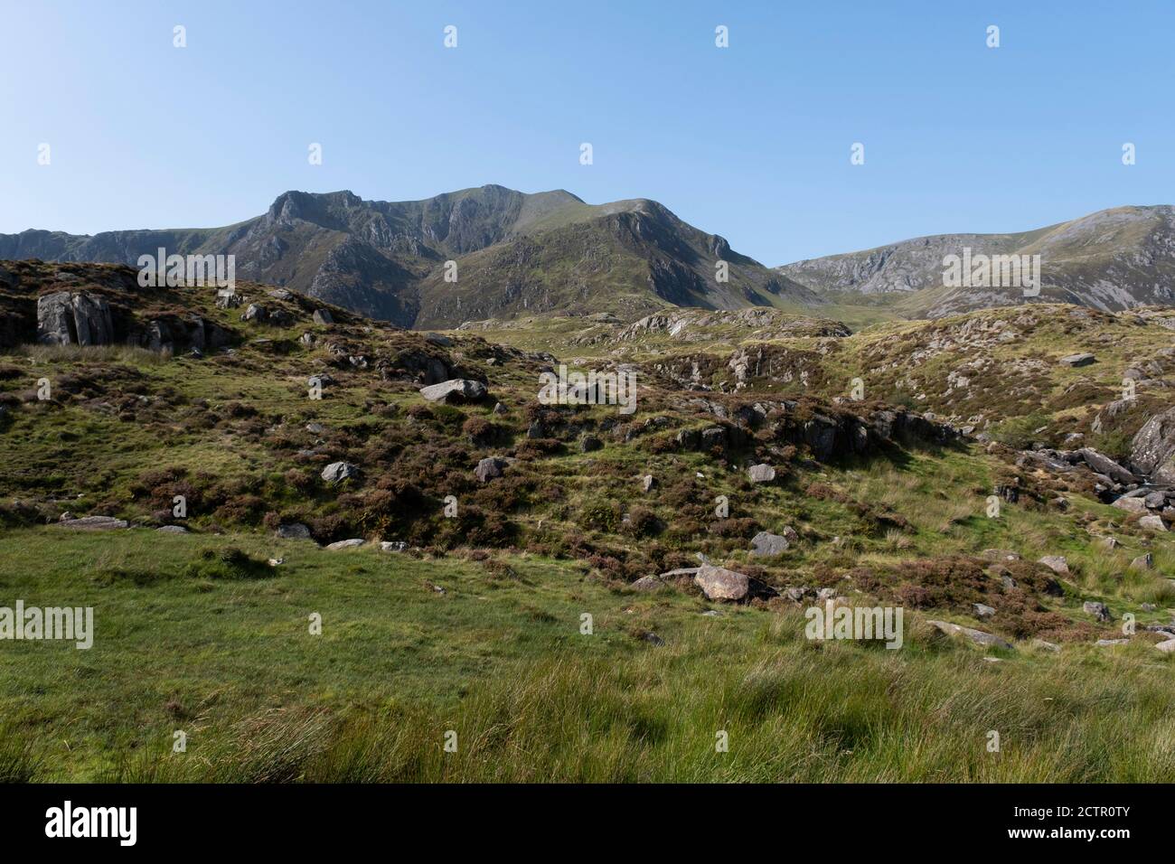 Vista panoramica sulle montagne che circondano Llyn Idwal nella Riserva Naturale Nazionale di CWM Idwal il 17 settembre 2020 a Pont Pen-y-benglog, Snowdonia, Galles, Regno Unito. Llyn Idwal è un piccolo lago che si trova all'interno di CWM Idwal, nelle montagne Glyderau di Snowdonia. Prende il nome dal principe Idwal Foel, nipote di Rhodri Mawr, uno degli antichi re del Galles. Foto Stock