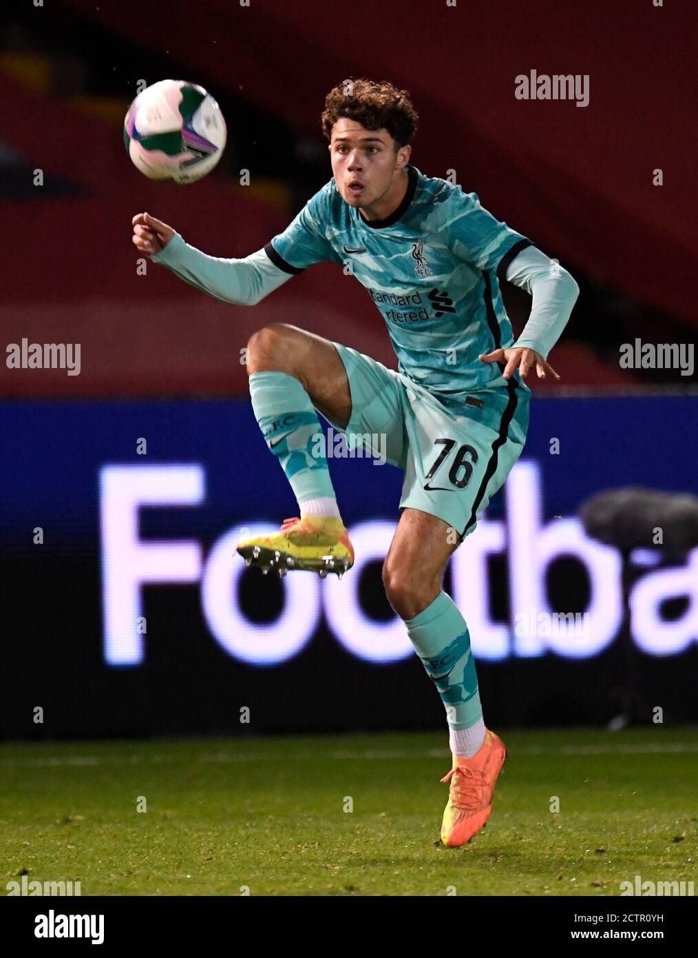 La Neco Williams di Liverpool controlla la palla durante la terza partita della Carabao Cup presso lo stadio LNER, Lincoln. Foto Stock