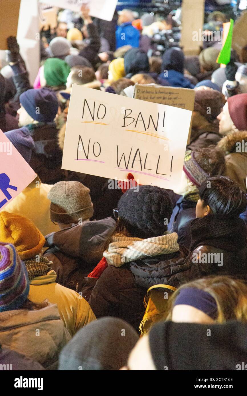 Il manifestante ha tenuto il segno 'No Ban No Wall', protesta contro Muslim Travel Ban, JFK Airport, New York, New York, USA Foto Stock