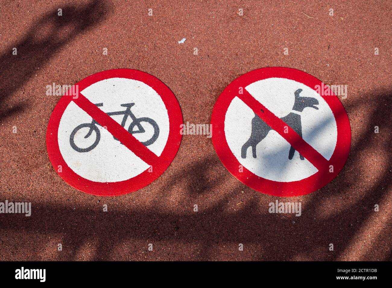 No Dogs and No Cycling Signs all'ingresso dei giardini formali. Foto Stock