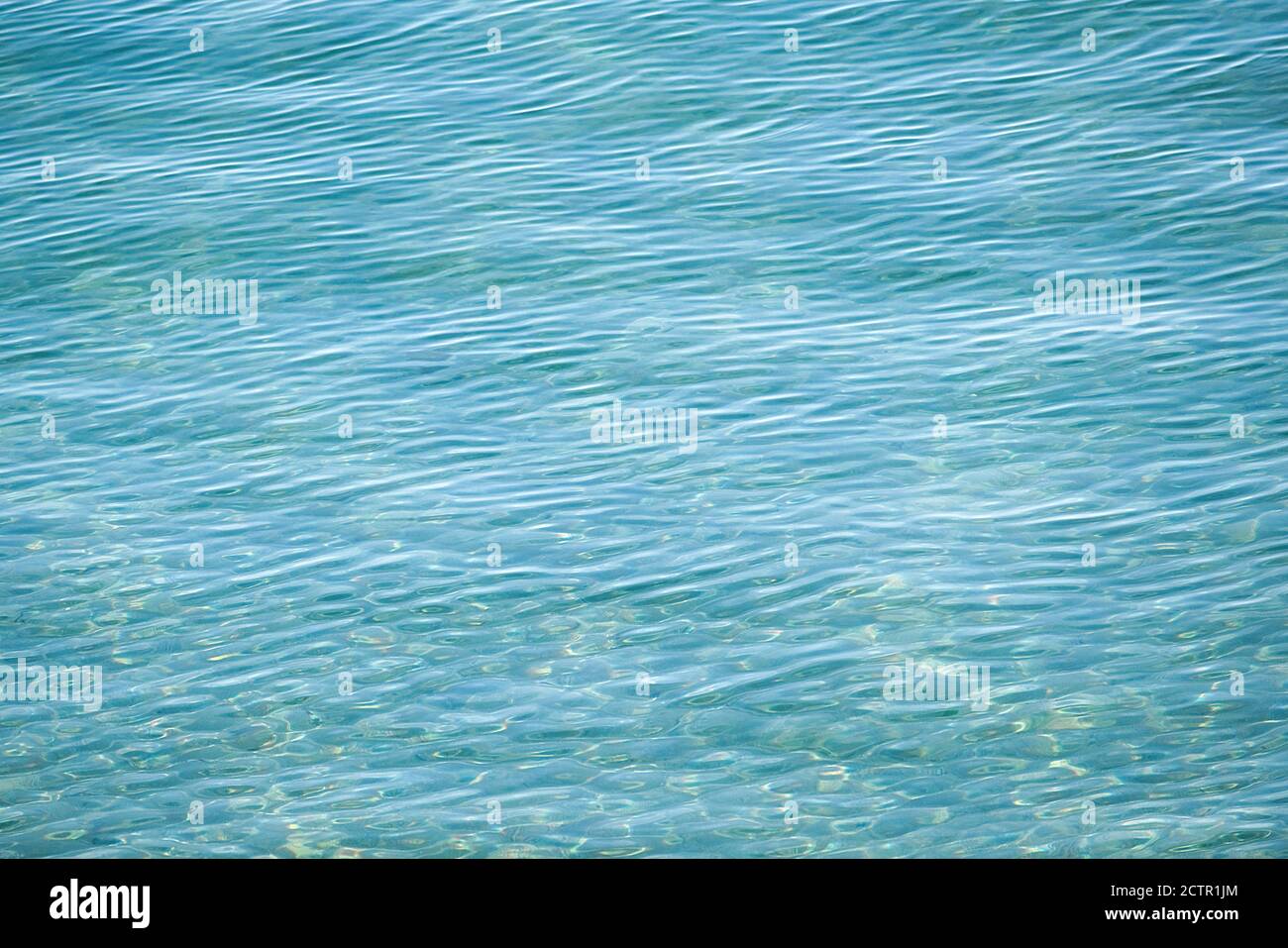 Shining acqua blu sullo sfondo di ondulazione Foto Stock