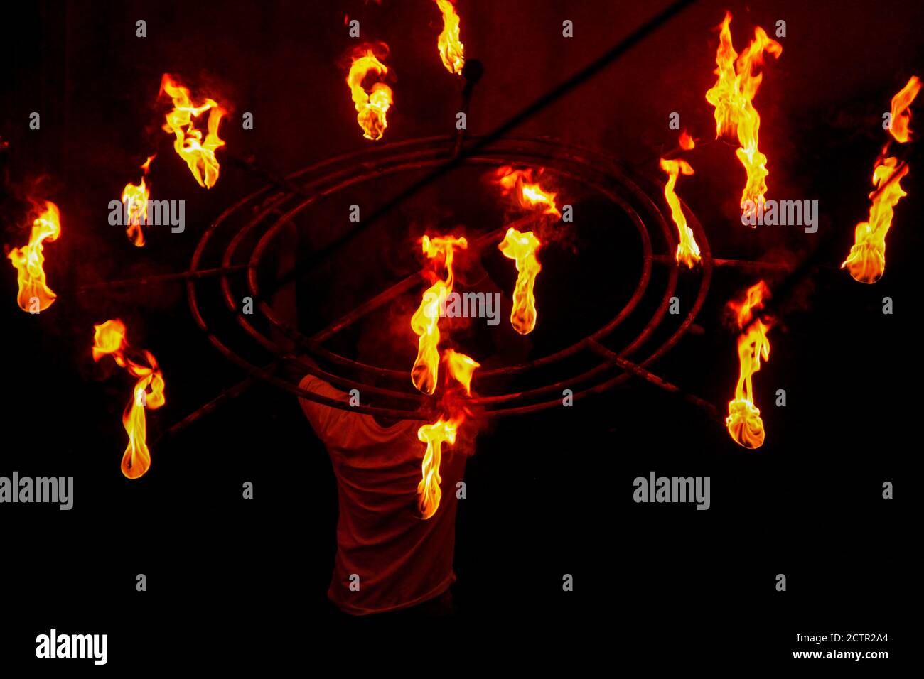 Uno srilankan fa uno spettacolo di fuoco durante esala perehera Foto Stock