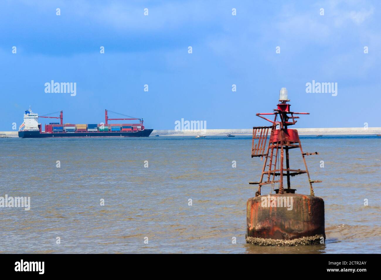 immagini di sfondo di navi che cercano di attraccare nel nuovo porto colombo nella capitale srilankan. Foto Stock