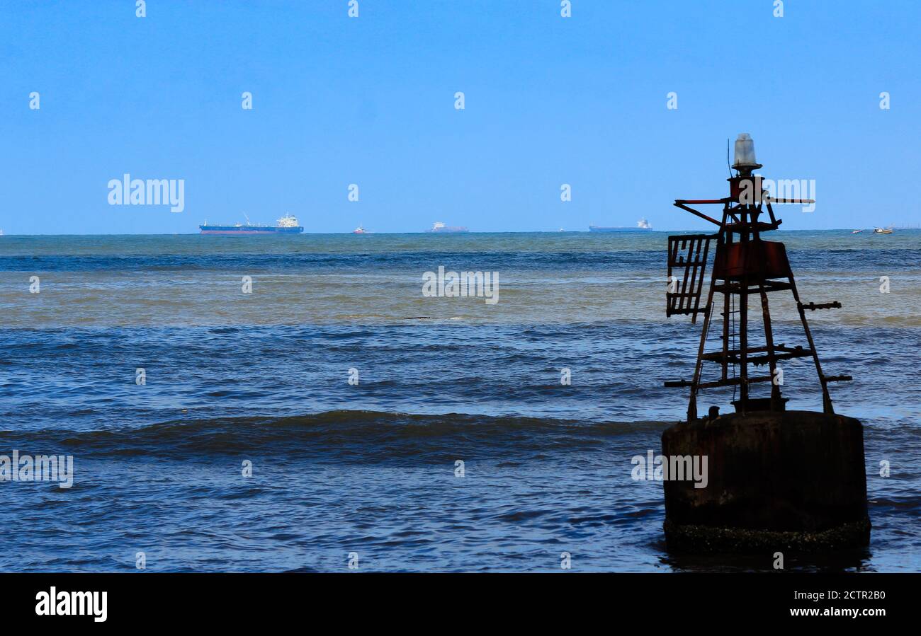 immagini di sfondo di navi che cercano di attraccare nel nuovo porto colombo nella capitale srilankan. Foto Stock