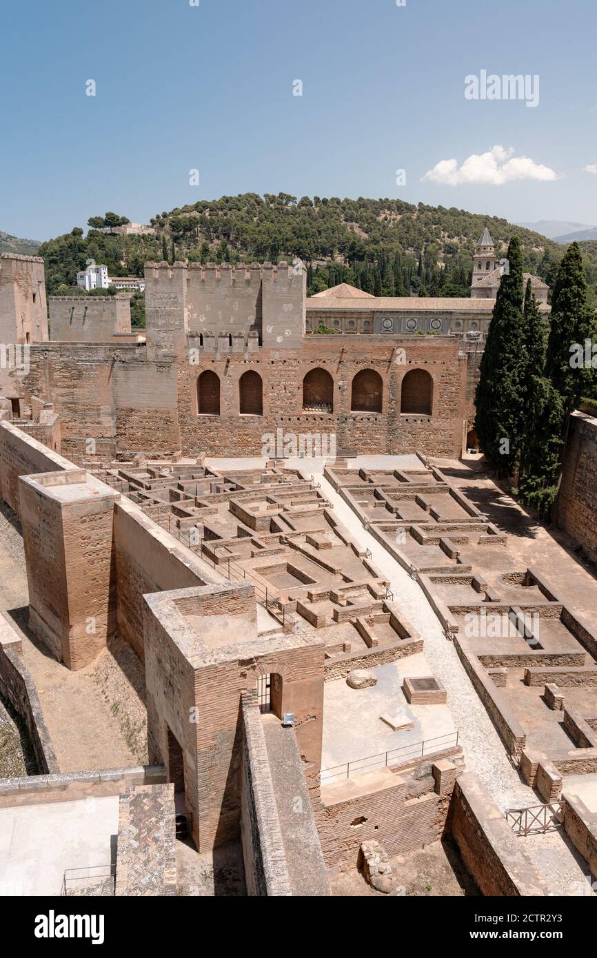 Alcazaba dell'Alhambra a Granada in una giornata di sole senza persone Foto Stock