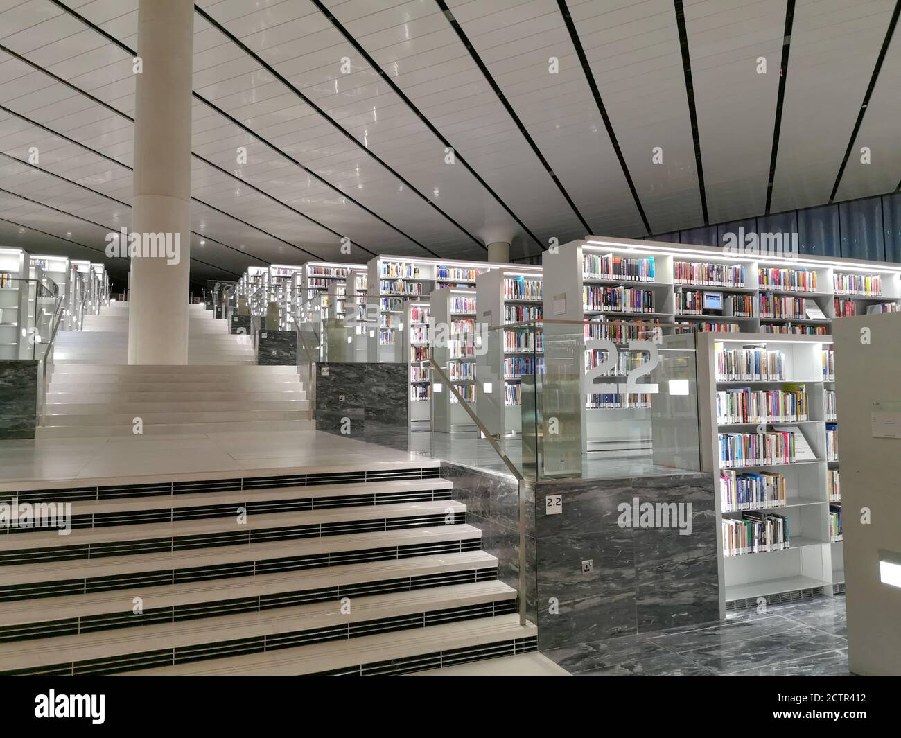 Doha / Qatar – 9 ottobre 2018: Interno della Biblioteca Nazionale del Qatar nella capitale del Qatar Doha, Qatar. Foto Stock
