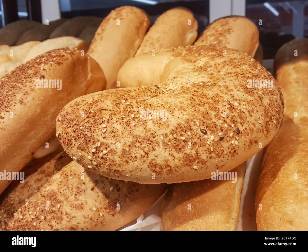 Primo piano sullo sfondo del pane fresco miscelato Foto Stock