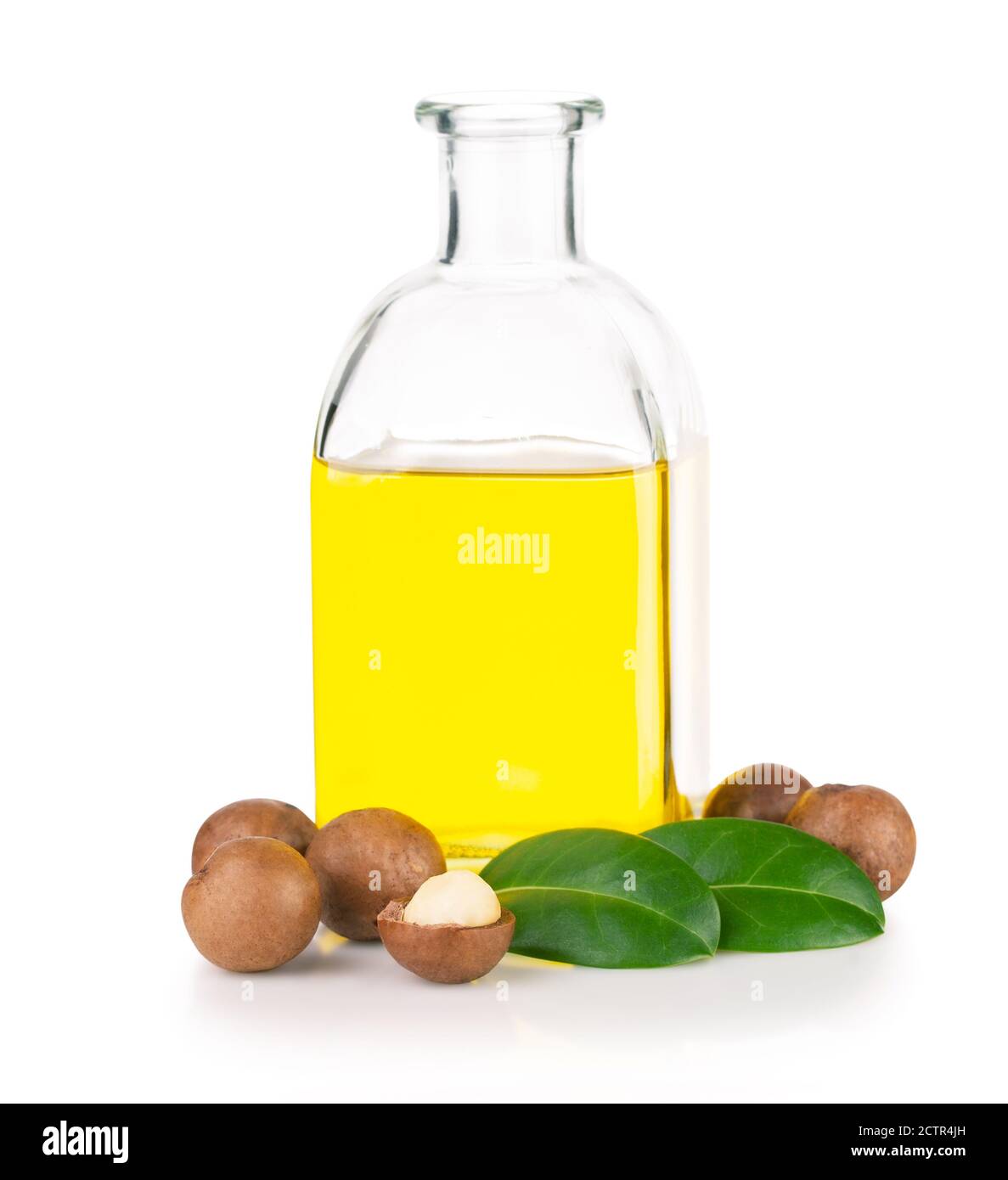 Bottiglia di olio di noci e noci di macadamia con foglie isolate su bianco Foto Stock