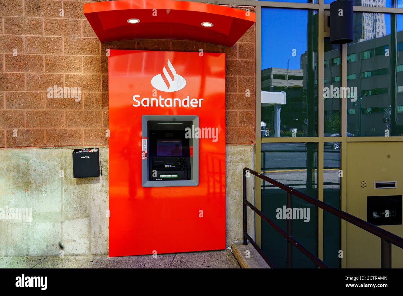 Reading, PA, Stati Uniti d'America - 19 settembre 2020: Una Santander Bank automatica Teller macchina situata nel centro di Reading. Foto Stock