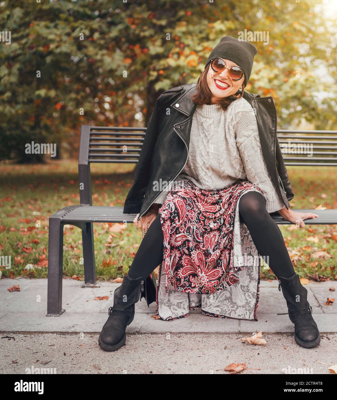 Sinceramente ridendo donna vestito stile boho colorato abito lungo, caldo  maglia maglione con una giacca biker in pelle nera Foto stock - Alamy