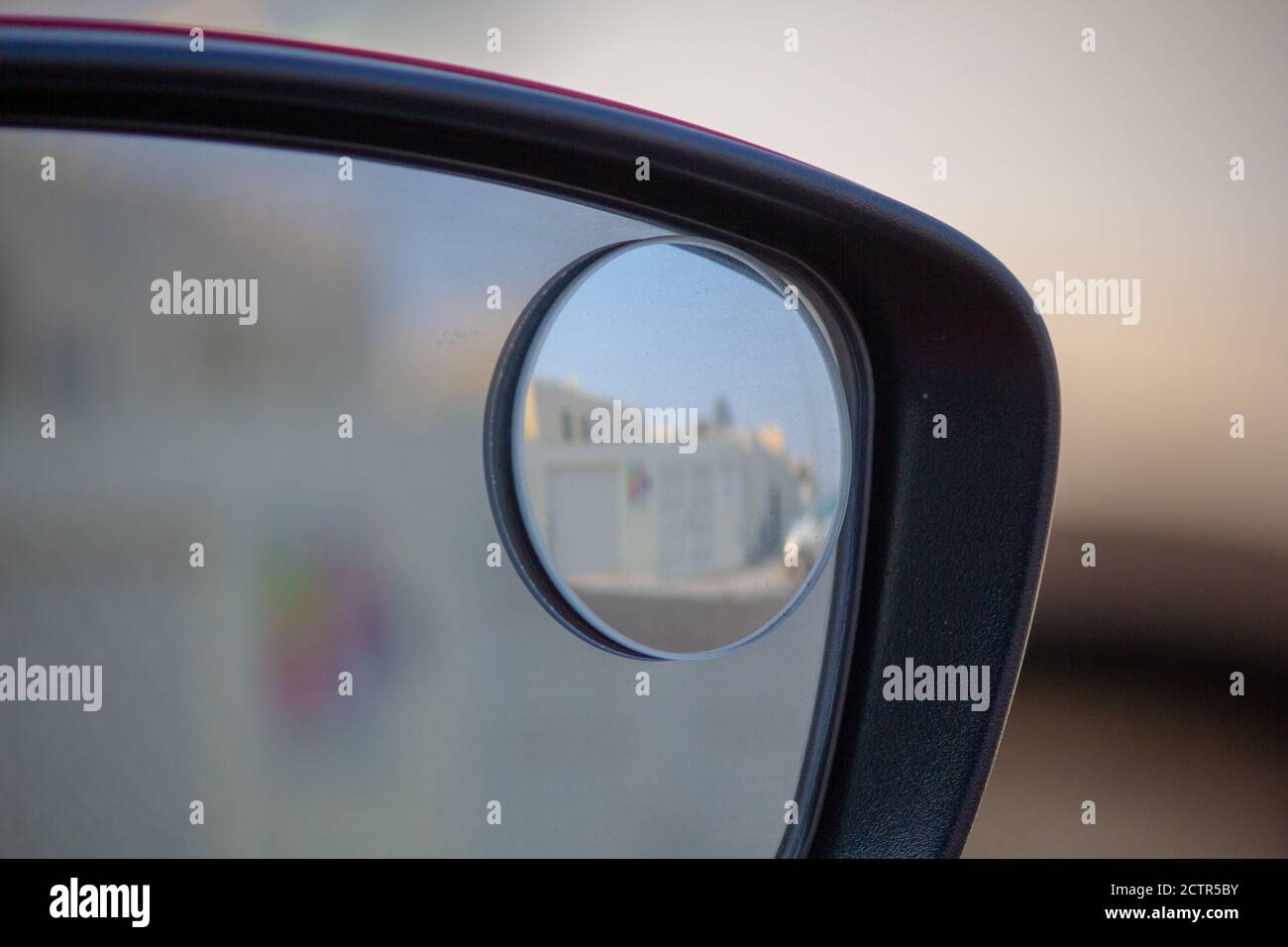 Primo piano dello specchietto retrovisore esterno destro per auto con punti ciechi Foto Stock
