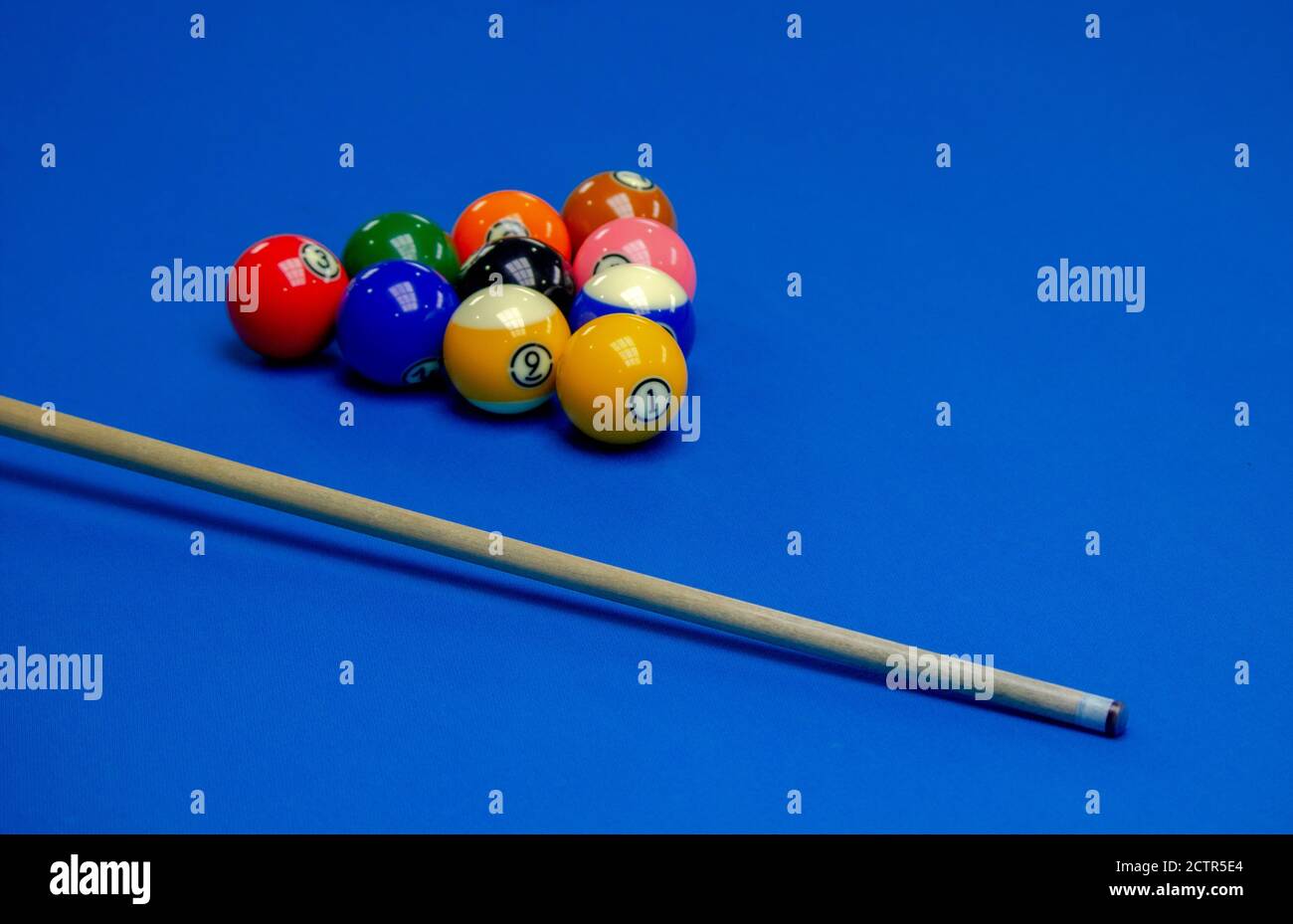Immagine di sfondo di palline da biliardo in un tavolo da biliardo blu Foto Stock