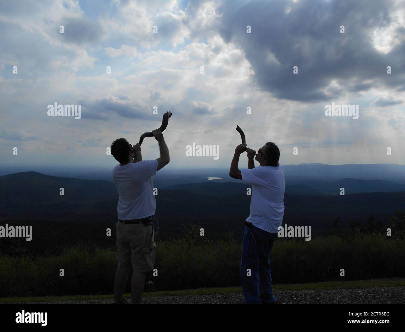 Soffiando lo shofar per Yom Teruah sopra a montagna Foto Stock