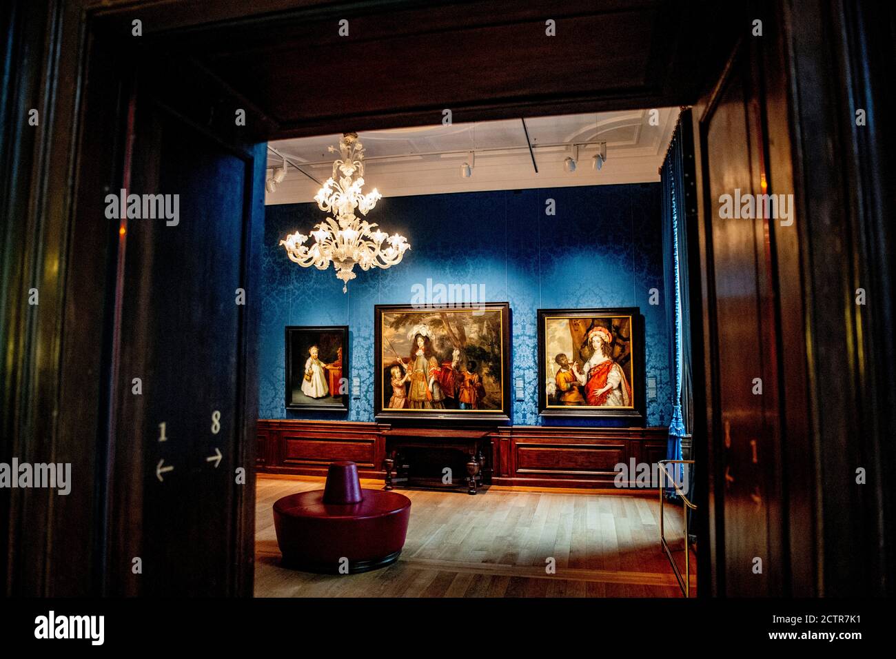 Pittura nella nuova sala. Il museo Mauritshuis sta allestendo una nuova sala per una presentazione permanente di opere dedicate a Johan Maurits, conte di Nassau-Siegen e cliente della Mauritshuis. Foto Stock