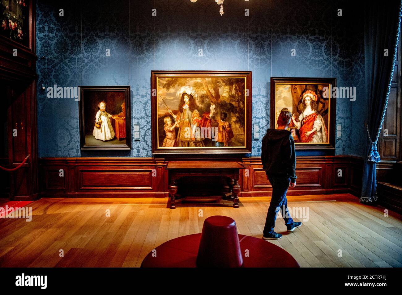 Un uomo guarda la pittura nella nuova sala.il museo Mauritshuis sta fornendo una nuova sala per una presentazione permanente di opere dedicate a Johan Maurits, conte di Nassau-Siegen e cliente della Mauritshuis. Foto Stock