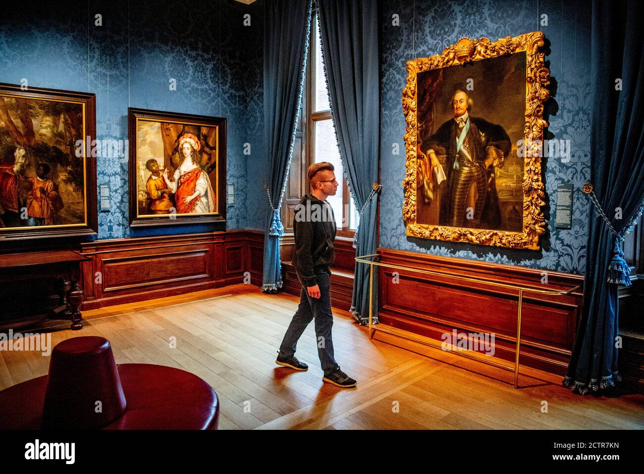 Un uomo guarda la pittura nella nuova sala.il museo Mauritshuis sta fornendo una nuova sala per una presentazione permanente di opere dedicate a Johan Maurits, conte di Nassau-Siegen e cliente della Mauritshuis. Foto Stock