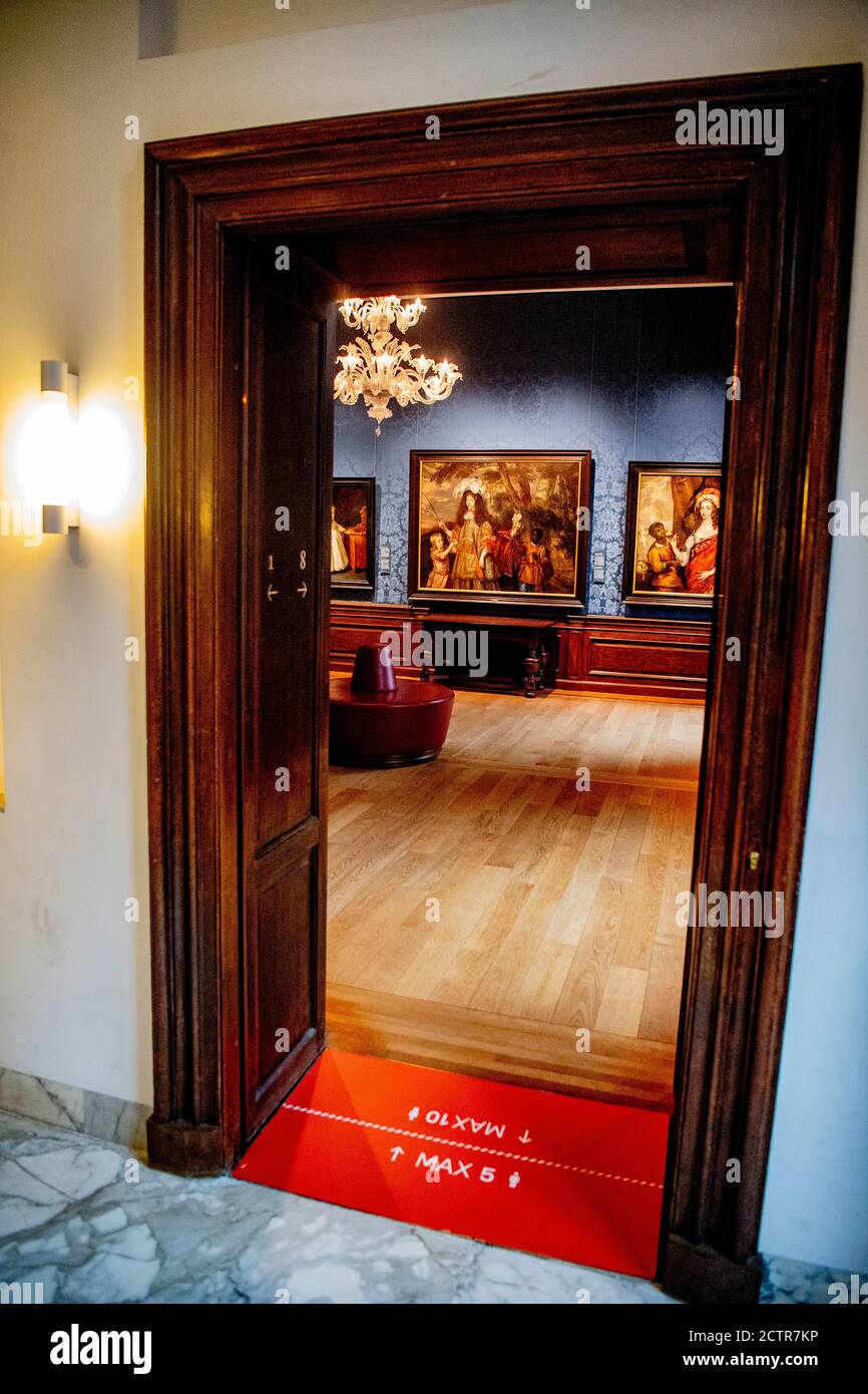 Pittura nella nuova sala. Il museo Mauritshuis sta allestendo una nuova sala per una presentazione permanente di opere dedicate a Johan Maurits, conte di Nassau-Siegen e cliente della Mauritshuis. Foto Stock