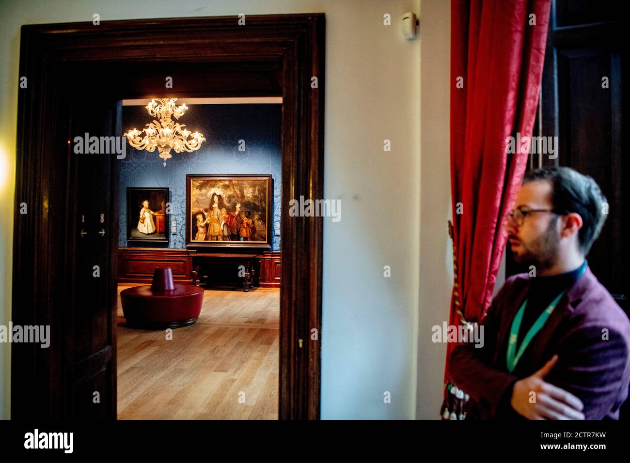 Un uomo guarda la pittura nella nuova sala.il museo Mauritshuis sta fornendo una nuova sala per una presentazione permanente di opere dedicate a Johan Maurits, conte di Nassau-Siegen e cliente della Mauritshuis. Foto Stock