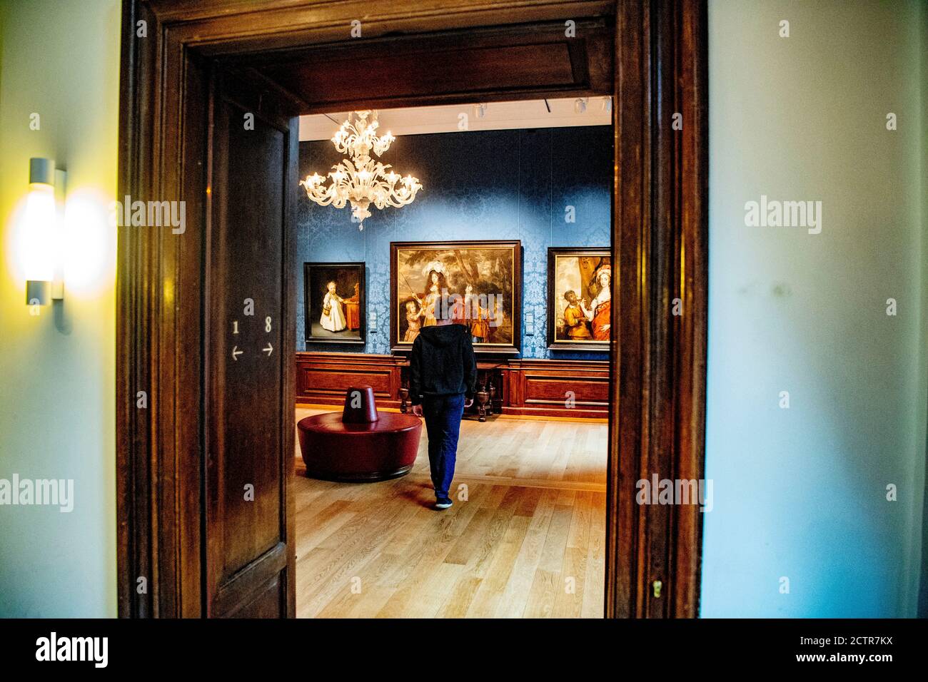 Un uomo guarda la pittura nella nuova sala.il museo Mauritshuis sta fornendo una nuova sala per una presentazione permanente di opere dedicate a Johan Maurits, conte di Nassau-Siegen e cliente della Mauritshuis. Foto Stock