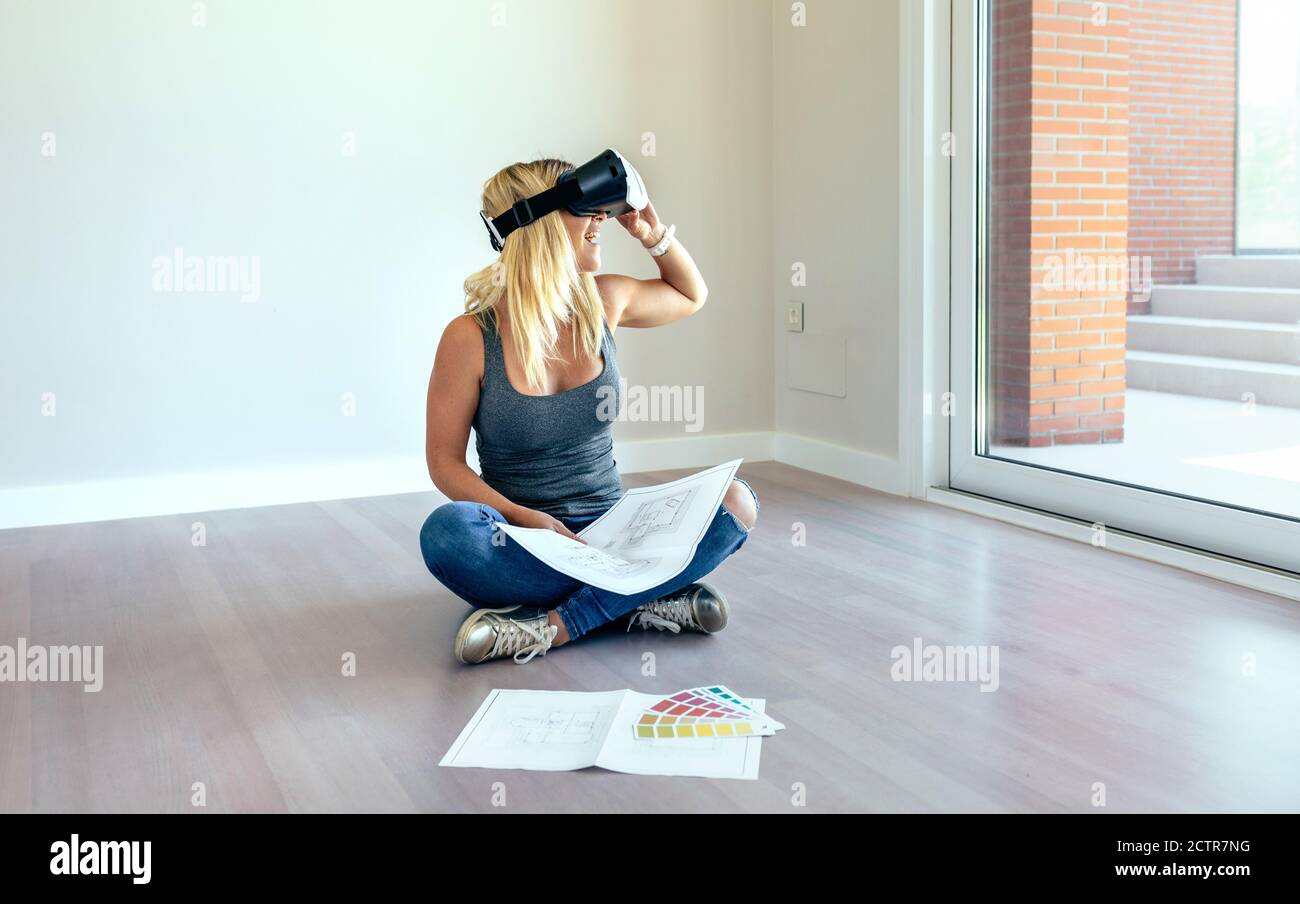 Donna che guarda con occhiali di realtà virtuale Foto Stock