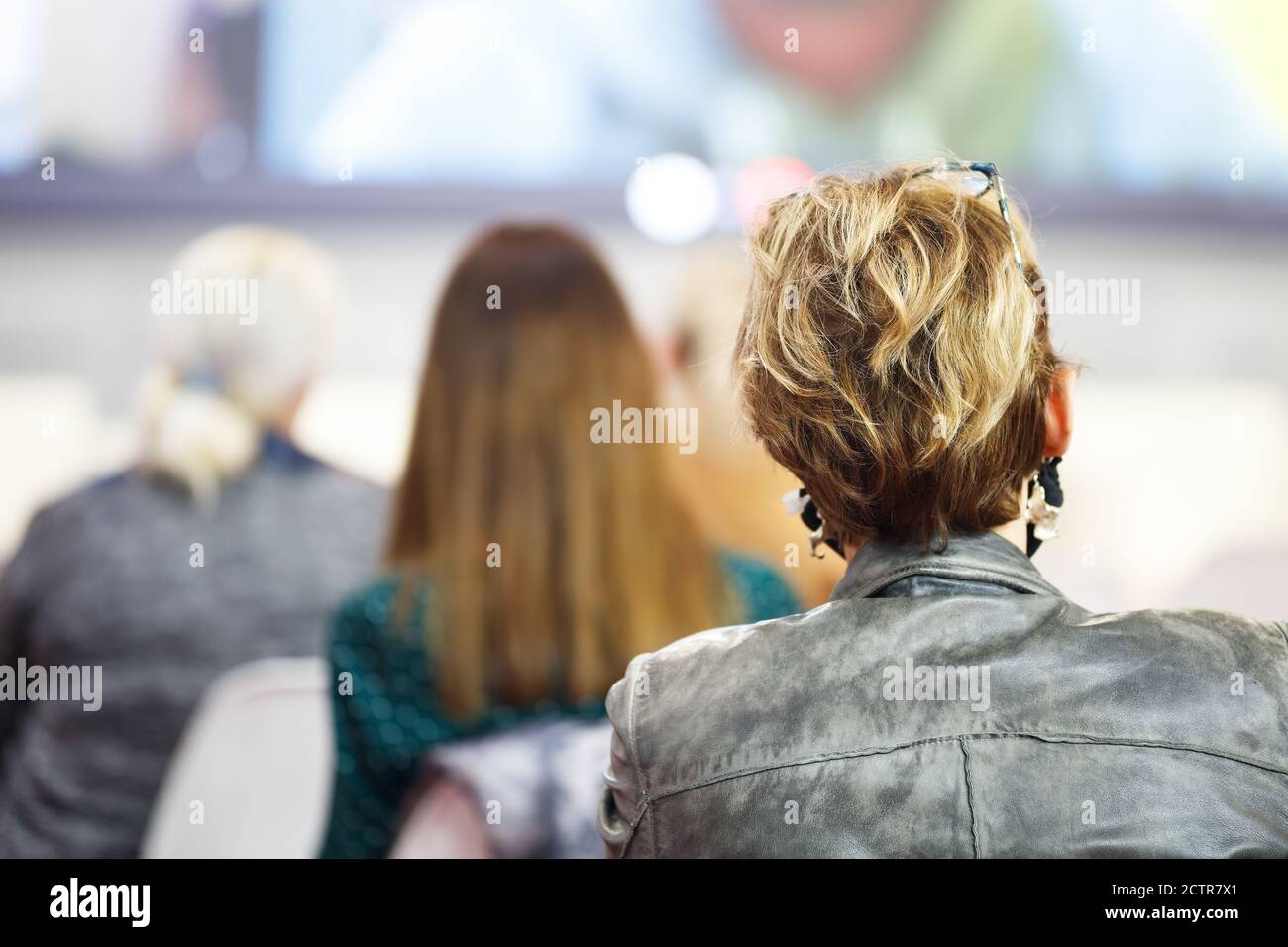 Donna d'affari e persone in ascolto sulla conferenza. L'immagine orizzontale Foto Stock
