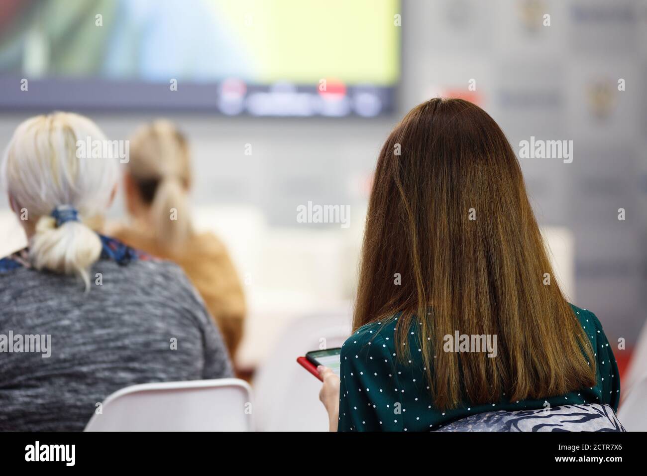 Donna d'affari e persone in ascolto sulla conferenza. L'immagine orizzontale Foto Stock
