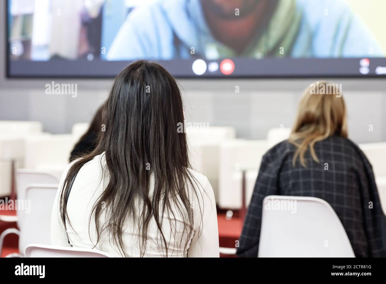 Donna d'affari e persone in ascolto sulla conferenza. L'immagine orizzontale Foto Stock
