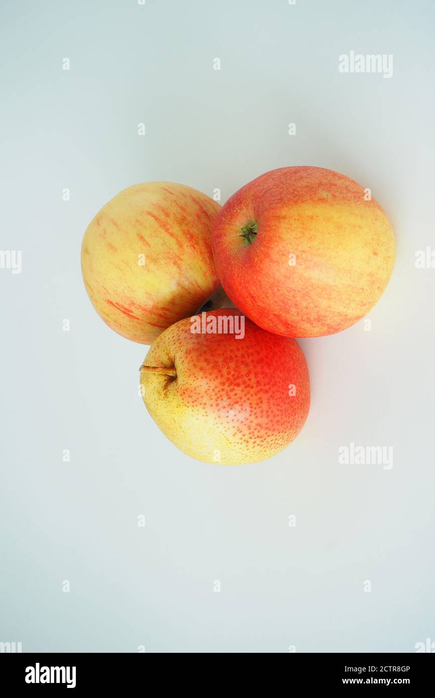 Bella frutta su sfondo bianco. Immagine verticale. Foto Stock