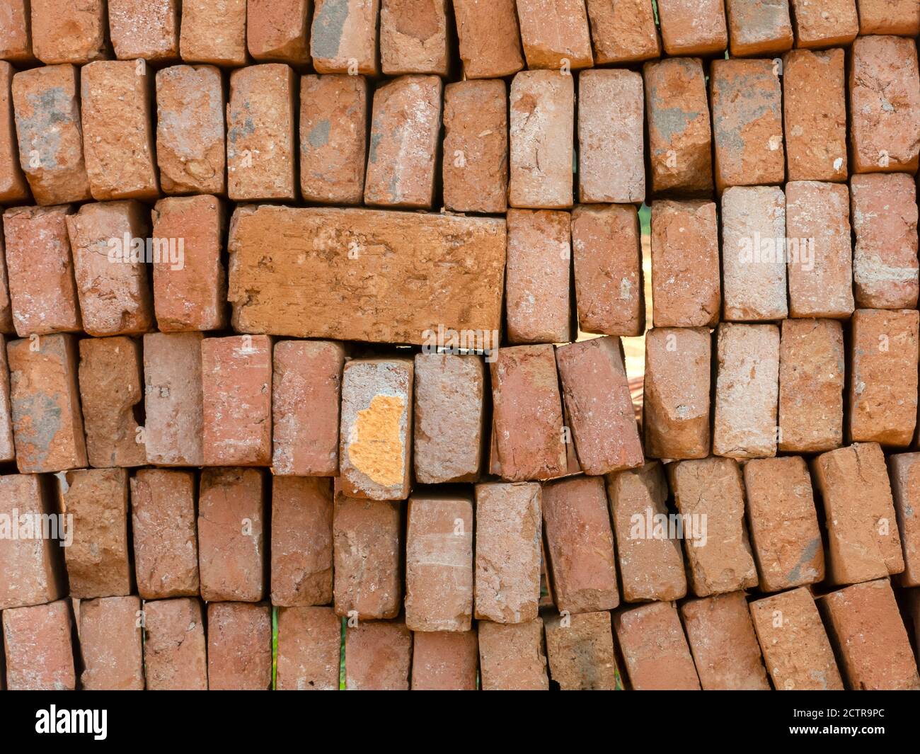 Accatastato mattone di argilla usato per il riutilizzo Foto Stock