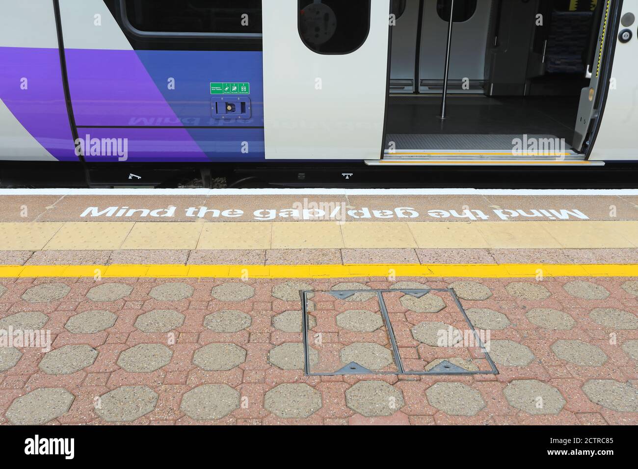 Famoso cartello 'Mind the Gap' sulla piattaforma ferroviaria di Londra, Regno Unito Foto Stock