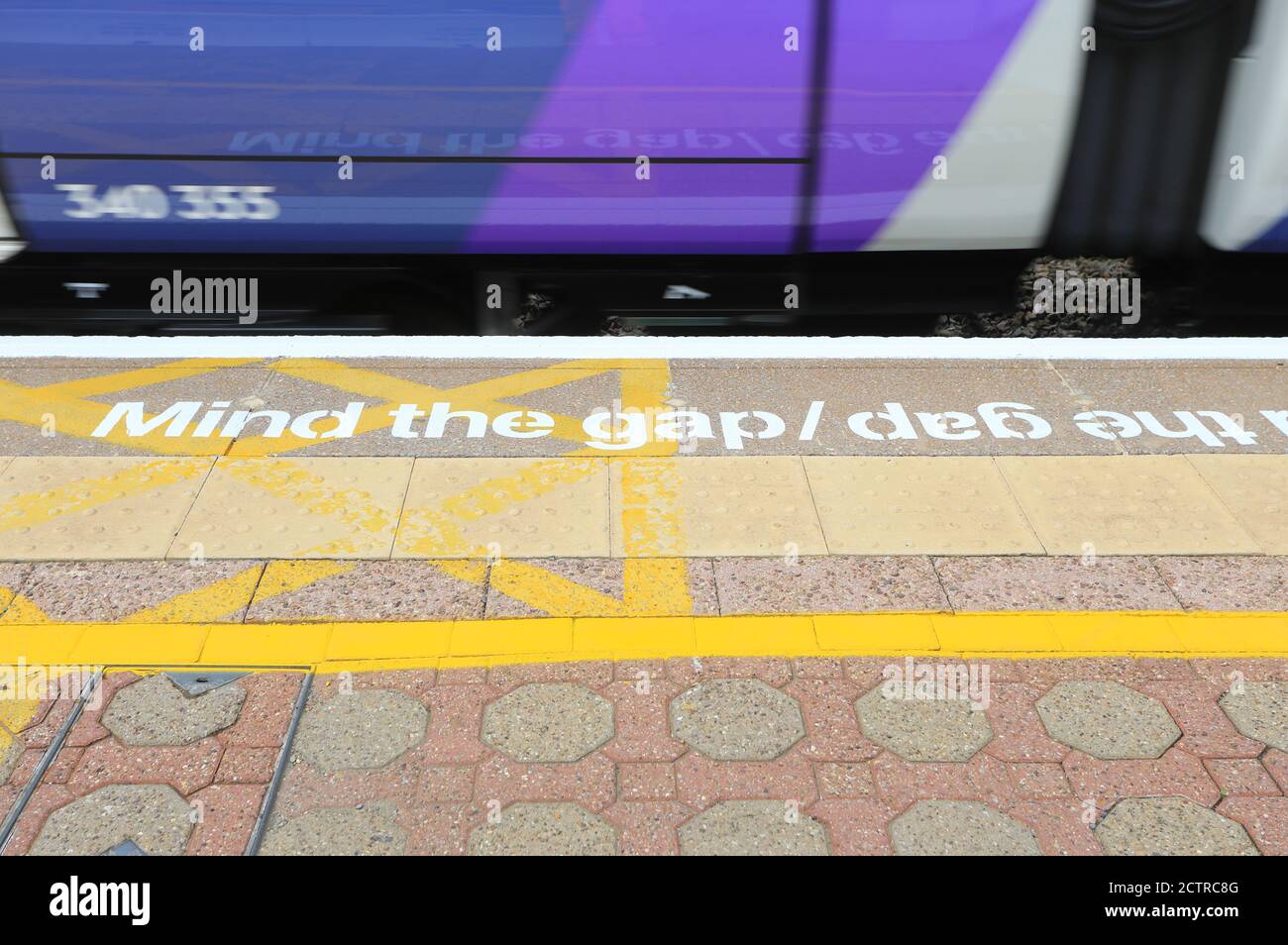 Famoso cartello 'Mind the Gap' sulla piattaforma ferroviaria di Londra, Regno Unito Foto Stock
