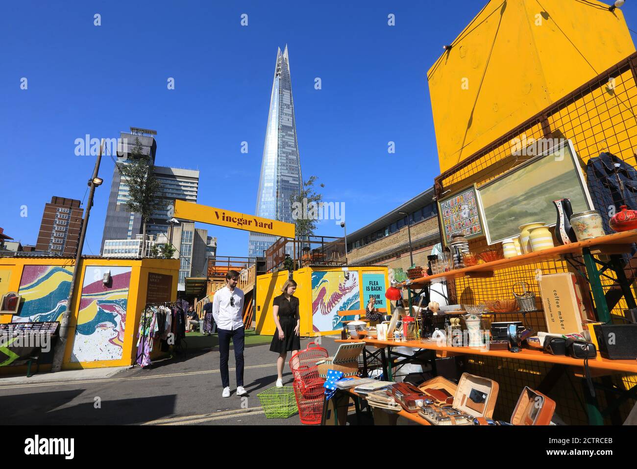 Acetar Yard Flea Market, il mercato settimanale eclettico di Londra, su St Thomas Street, vicino alla stazione London Bridge e allo Shard, Regno Unito Foto Stock