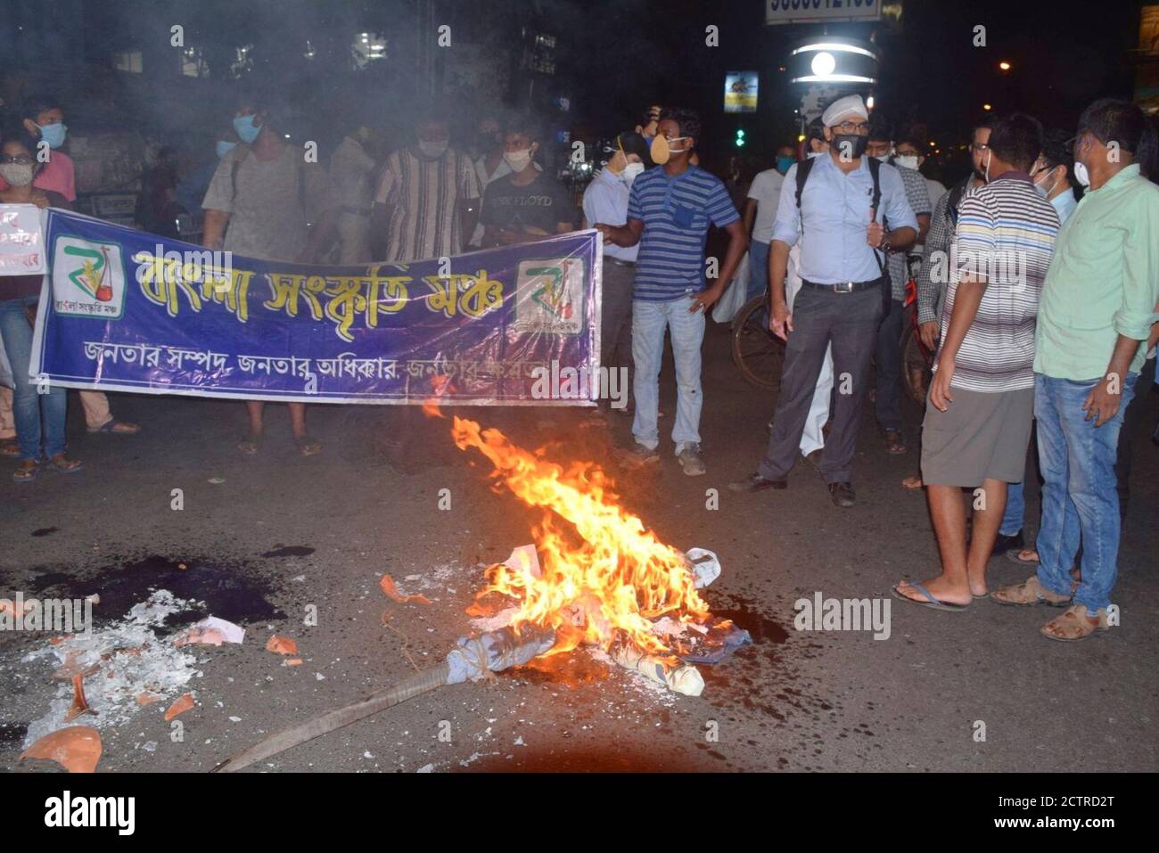 Kolkata, India. 24 Settembre 2020. I sostenitori di Bangla Sanskriti Mancha bruciano l'effigie del primo ministro indiano Narendra modi durante una protesta contro i nuovi conti agricoli approvati dal governo centrale al Parlamento di Kolkata. (Foto di Dipa Chakraborty/Pacific Press) Credit: Pacific Press Media Production Corp./Alamy Live News Foto Stock