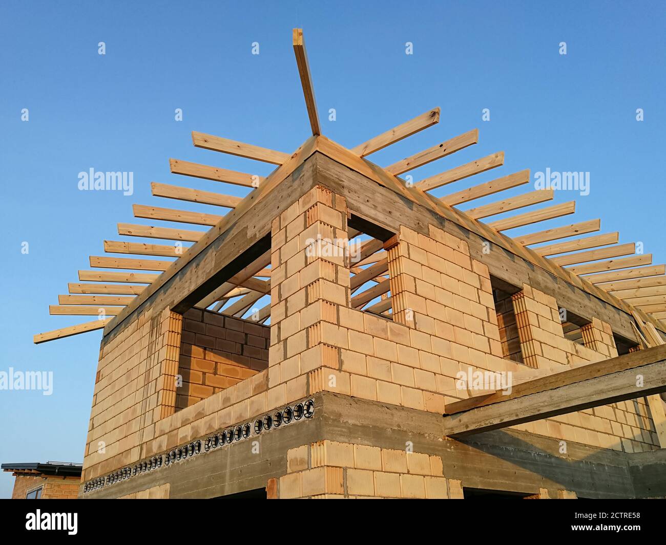 Travi di travi in legno per la costruzione di nuovi tetti in cantiere Foto Stock