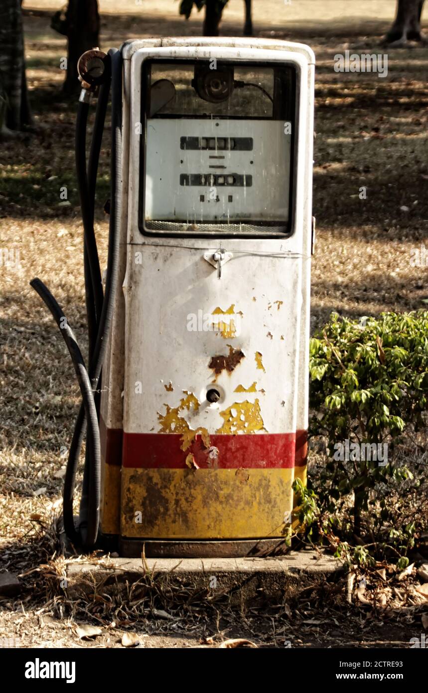 Vecchia stazione di rifornimento abbandonata, stazione di servizio. Impianto di carburante d'epoca dall'Asia Foto Stock