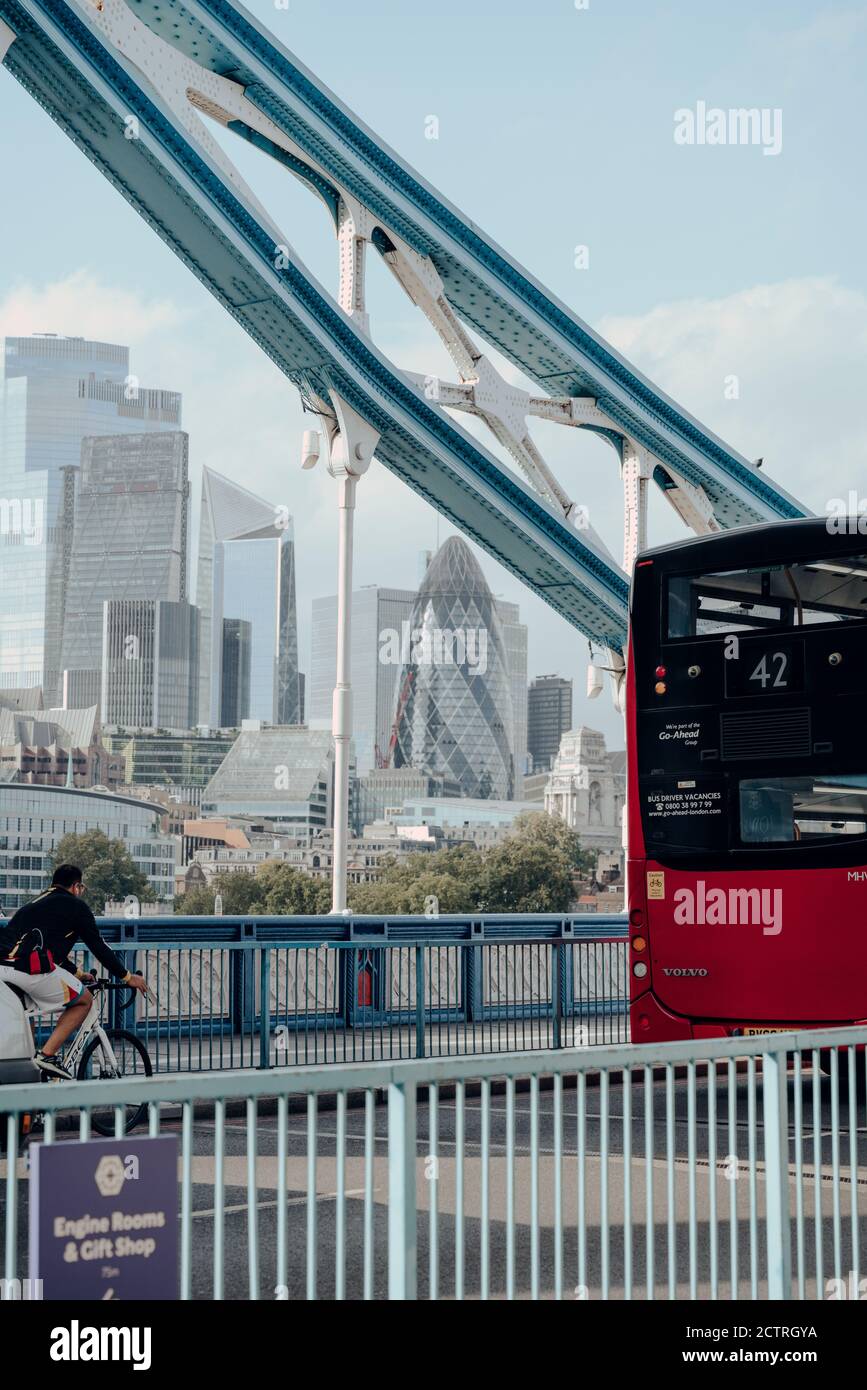 Londra, UK - 25 agosto 2020: Vista dei grattacieli nella City of London, uno storico quartiere finanziario, tra il bus rosso e ciclista sulla Torre Bridg Foto Stock