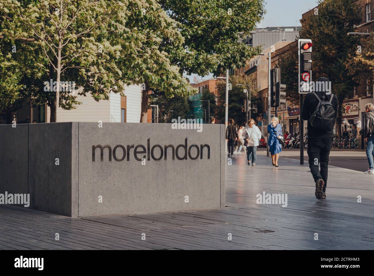 Londra, Regno Unito - 25 agosto 2020: Cartello con il nome di More London, parte della zona di London Bridge City che include il municipio, l'anfiteatro Scoop, ufficio bl Foto Stock